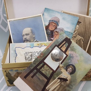 Caja antigua de efímeras, postales antiguas, caja de curiosidades antiguas, tarjeta fotográfica en bajorrelieve, efímeras inglesas antiguas y vintage coleccionables