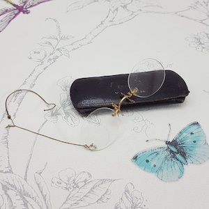 Anciennes lunettes pince-nez en or roulées, lunettes remplies d'or au 1/20e avec crochet d'oreille et chaîne, lunettes pince-nez anciennes, étui d'origine