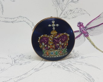 Petit poudrier Stratton vintage rare avec décoration de couronne ornée de bijoux, miroir compact pour poudre libre Stratton du milieu du siècle