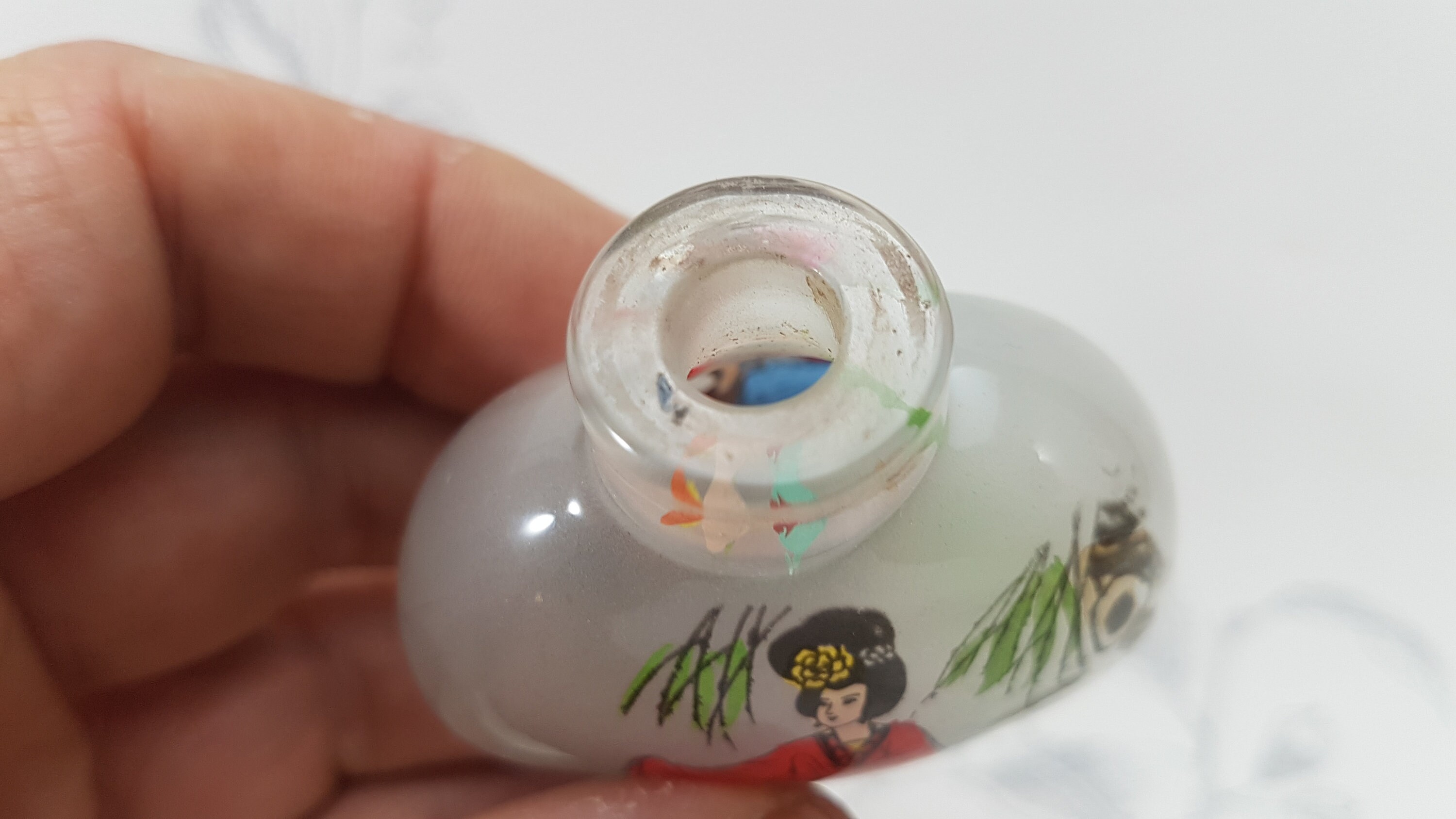 ヴィンテージの逆さに描かれたガラスの嗅ぎタバコ瓶：華麗な中国美術