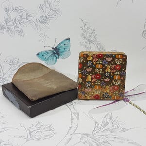 Vintage Floral Powder Compact Mirror: Collectible Square Compact with Pouch & Box