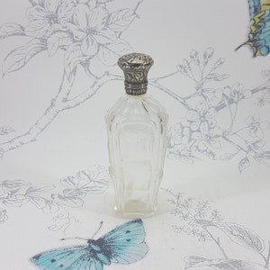 Viktorianische Parfüm Flasche aus Glas mit kunstvollen Silber Deckel
