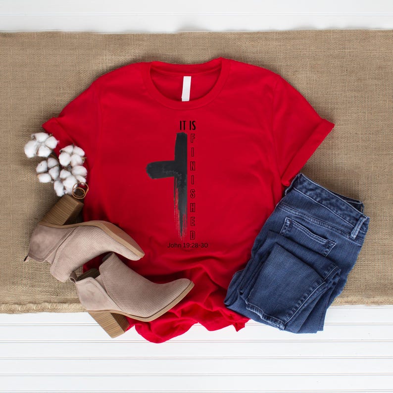 Peut inclure: T-shirt rouge avec une croix noire et le texte "C'est fini" et "Jean 19:28-30".