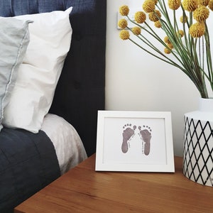 Kit de cadre blanc souvenir imprimé mains et pieds de bébé sans encre | Coffre-fort sans dégâts pour bébé | Idée cadeau pour nouveau-né | Mémoire de bricolage pour bébé