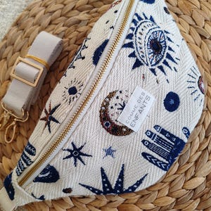 Sac banane femme - Tissu jacquard blanc et bleu - Motifs originaux ésotériques - Sac bandoulière sangle amovible - Sac tendance