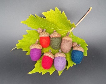 Set of 7 felted acorns, free choice of colors