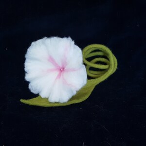 Felt flower with leaf image 2