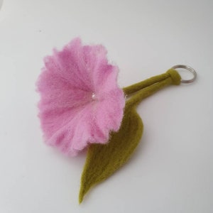 Keychain felt flower with leaf