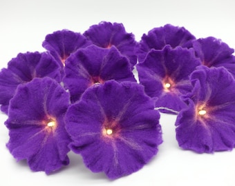 Lichterkette mit gefilzten Blüten