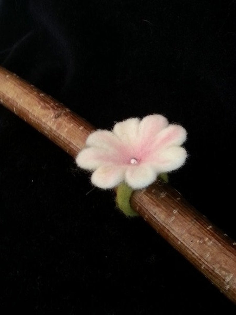 Blütenring gefilzt Bild 1
