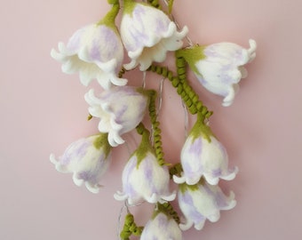 Gefilzte Blütenlichterkette Weiß mit Flieder