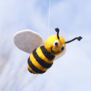 Lachende Biene,gefilzter Frühlingsanfang Bild 2