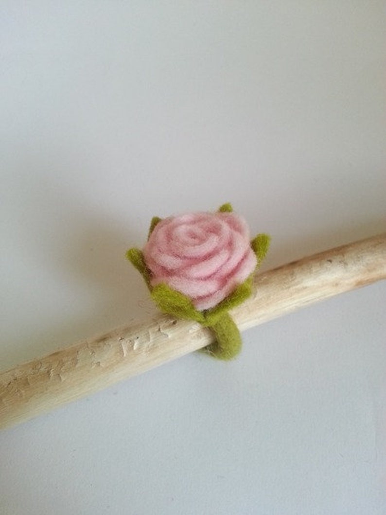 Felt ring rose for little princesses image 1