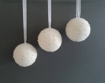Set of 3 felted balls embroidered with beads