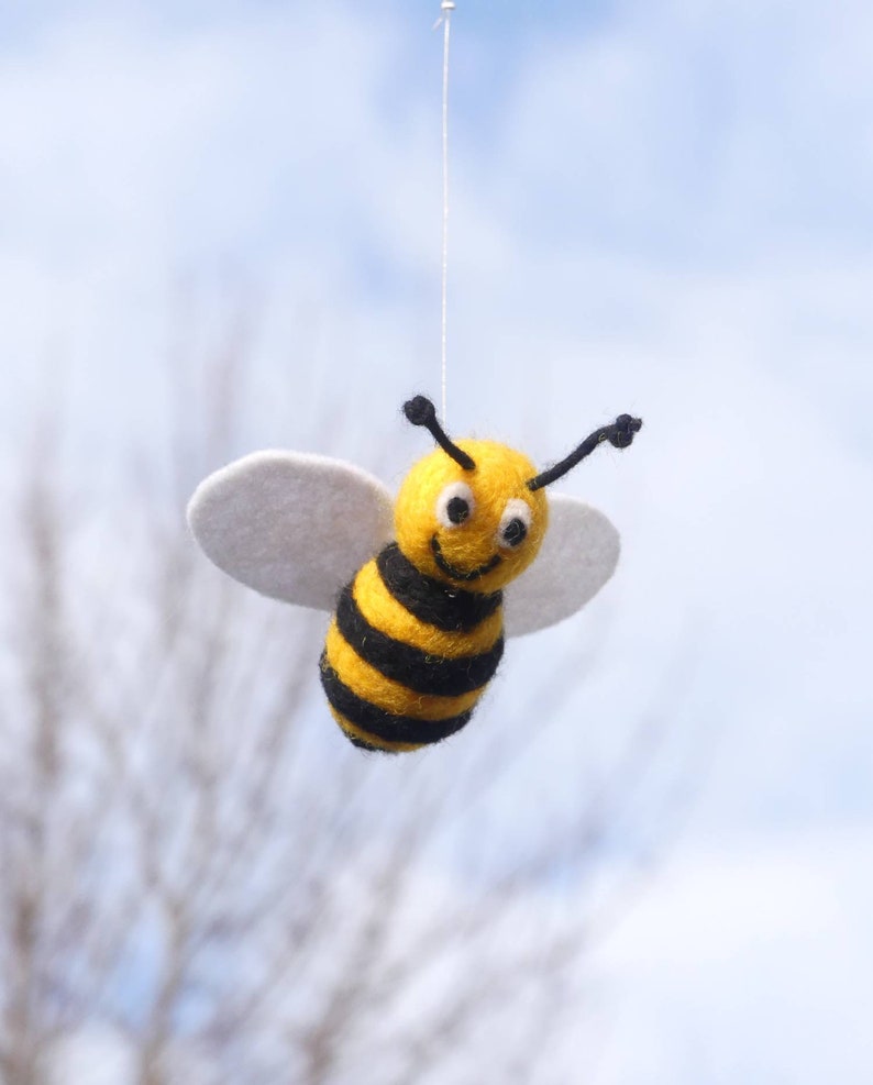 Lachende Biene,gefilzter Frühlingsanfang Bild 3