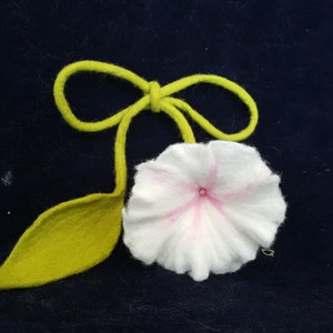 Felt flower with leaf image 1