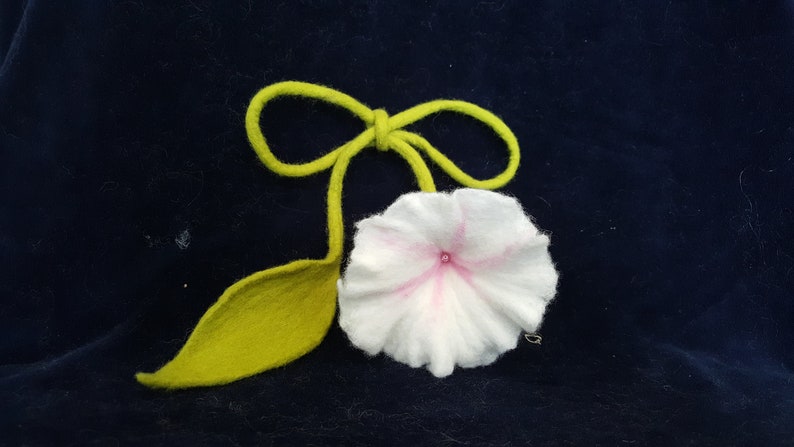 Felt flower with leaf image 1