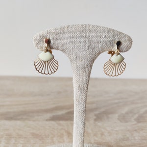 Gold plated scallop shell clip on earrings, Seashell clip on earrings, Clip on earring custom color, No pierced ears Blanc