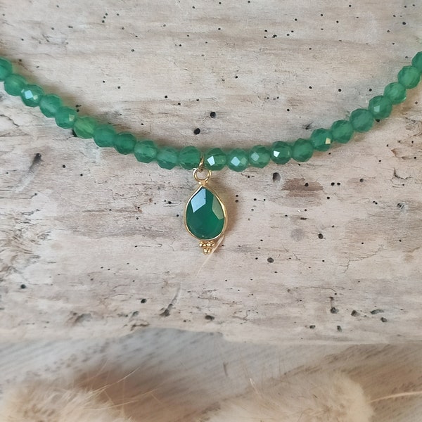 Collier vert émeraude, Perles vertes facettées, Pendentif goutte verte