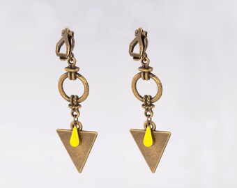 boucles d'oreilles clips pendants, style ethnique et graphique, coloris jaune, vert, rouge, noir