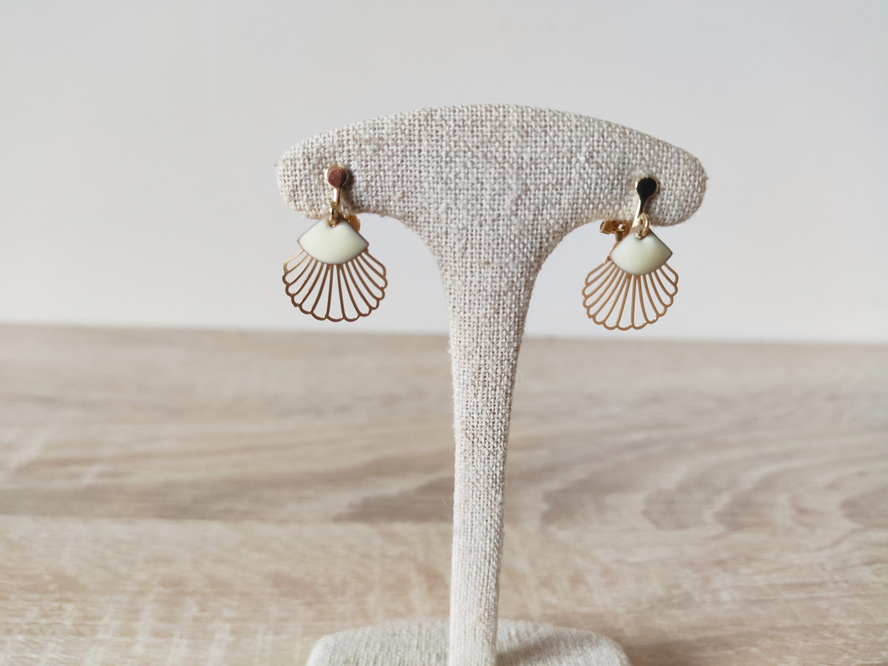 Ancienne paire de boucles d'oreilles clip, en métal argenté