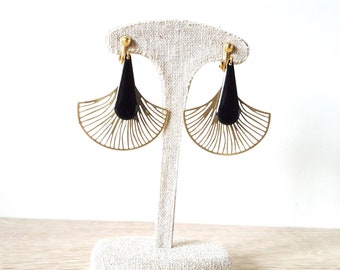 Boucles d'oreilles clips, clips art deco, feuille de ginkgo dorée et découpée au laser, goutte noire