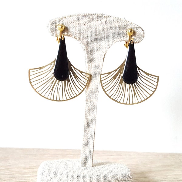 Boucles d'oreilles clips, clips art deco, feuille de ginkgo dorée et découpée au laser, goutte noire