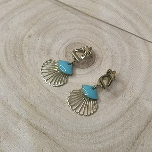 Gold plated scallop shell clip on earrings, Seashell clip on earrings, Clip on earring custom color, No pierced ears Bleu