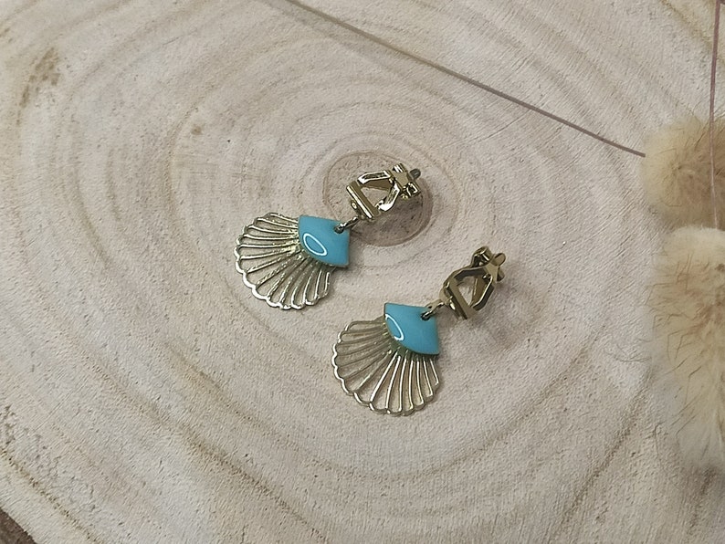 Gold plated scallop shell clip on earrings, Seashell clip on earrings, Clip on earring custom color, No pierced ears Bleu