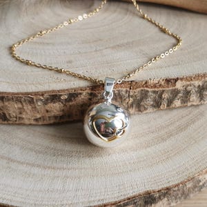 Pregnancy Bola Necklace – Silver-Plated 0.8-inch Heart-Engraved Pendant – 43-inch Gold or Silver Chain – Gift for Mom-to-Be