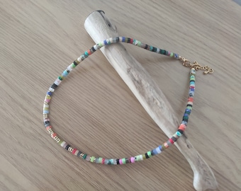 Collier multicolore en pierres naturelles et hématites dorées, Collier surfeur tendance