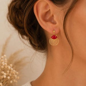 Boucles d'oreilles coquille Saint-Jacques résine colorée plaqué or fin