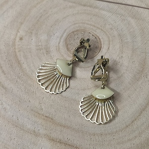 Gold plated scallop shell clip on earrings, Seashell clip on earrings, Clip on earring custom color, No pierced ears Crème