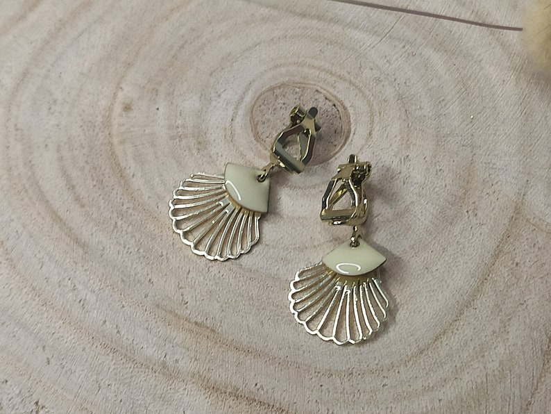 Gold plated scallop shell clip on earrings, Seashell clip on earrings, Clip on earring custom color, No pierced ears Crème