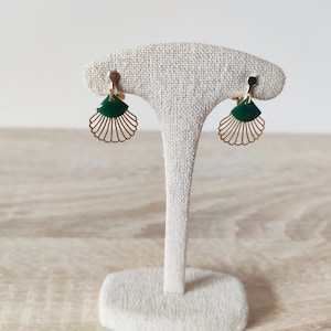 Boucles d'oreilles clips, Coquille Saint Jacques or, Mini éventail émaillé Vert sapin