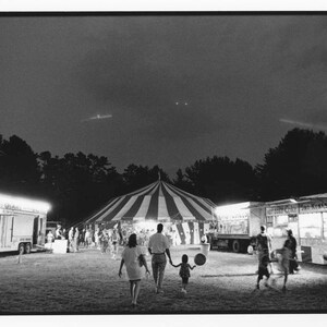Noche en el Circo, Circo, Carpa de Circo, Fotografía en Blanco y Negro, Fotografía de Bellas Artes, Luz nocturna, Arte de pared