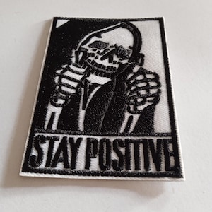 patch brodé écusson brodé  a coudre ou à coller carte stay positive