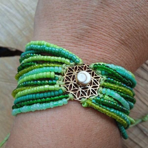 Bracelet multi rang en micro macramé et perles en verre