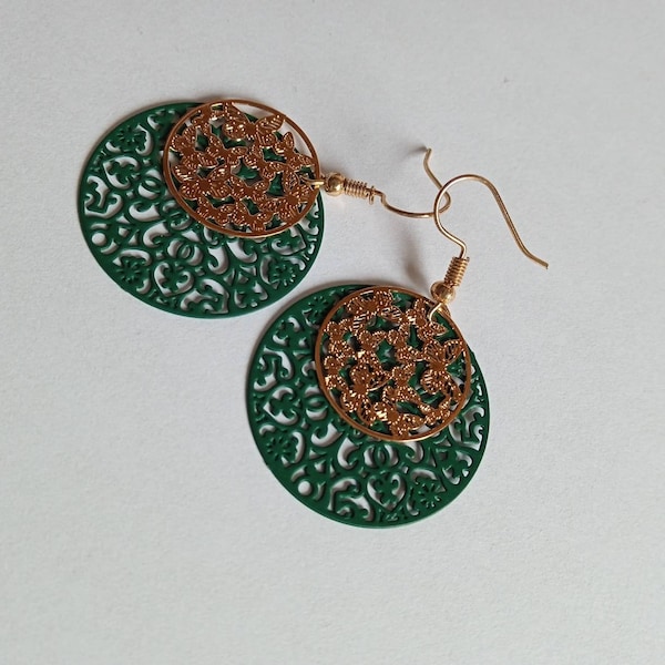 Boucles d'oreilles pendantes en filigrane vert et dore