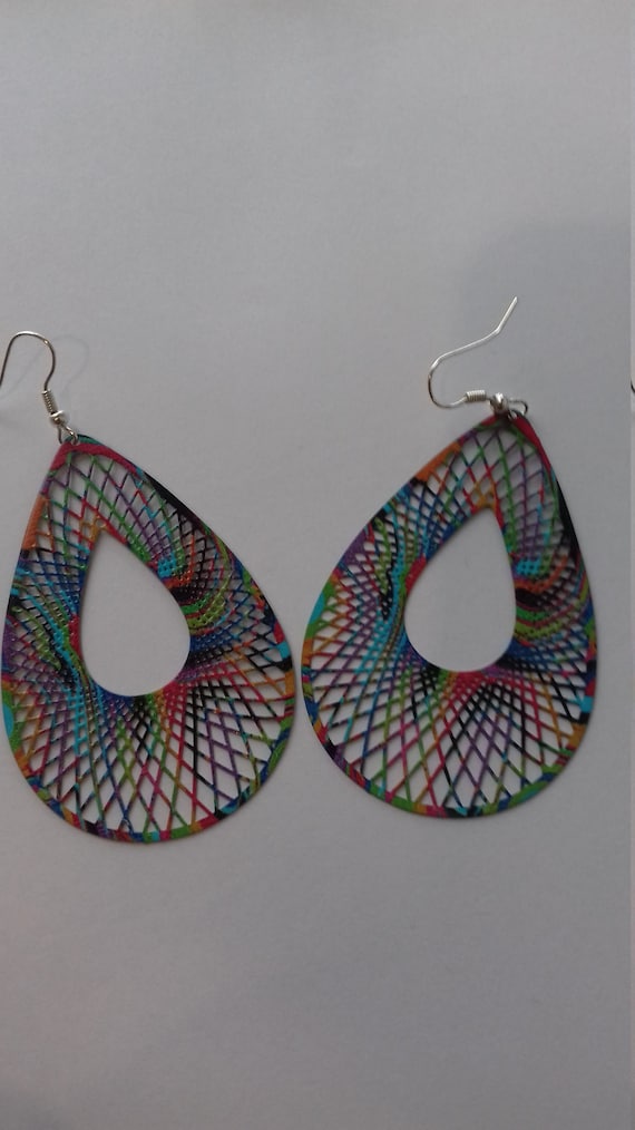 Filigree earrings in the shape of multicolored drops