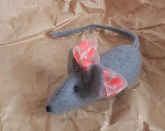 Un topo grigio con un fiocco di albicocca fatto di sentipon.
