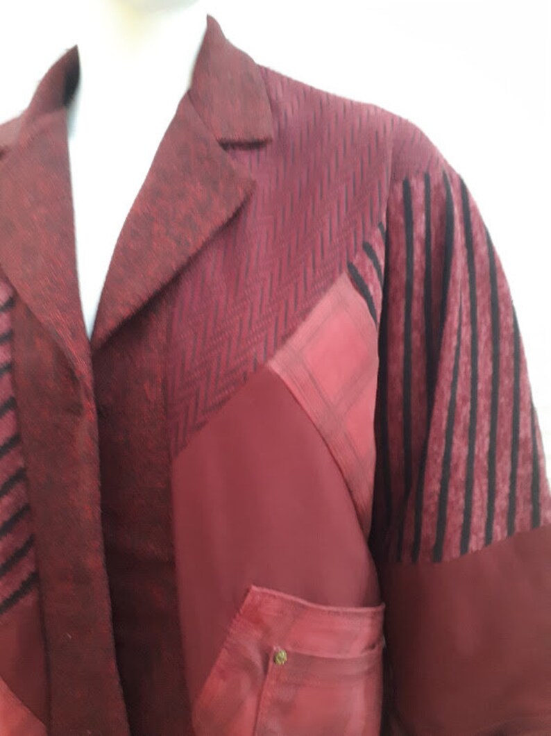 Giacca kimono patchwork bordeaux da donna per tessuto riciclato primavera/autunno taglie forti. immagine 2