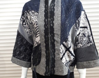 Giacca cardigan patchwork da donna in bianco e nero per la primavera e l'autunno realizzata in tessuto riciclato con guipure e pizzo.