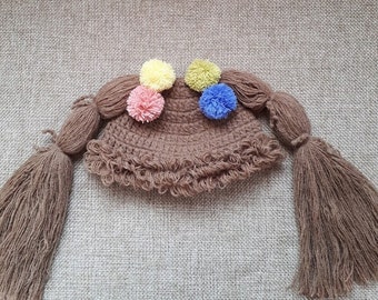 Parrucca da cappello lavorata a maglia per bambini per un servizio fotografico, marrone, con pompon