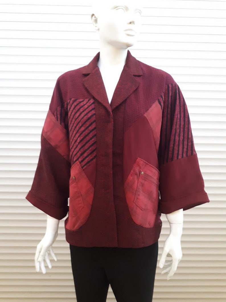 Giacca kimono patchwork bordeaux da donna per tessuto riciclato primavera/autunno taglie forti. immagine 8