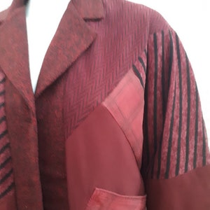 Giacca kimono patchwork bordeaux da donna per tessuto riciclato primavera/autunno taglie forti. immagine 10