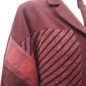 Giacca kimono patchwork bordeaux da donna per tessuto riciclato primavera/autunno taglie forti. immagine 6