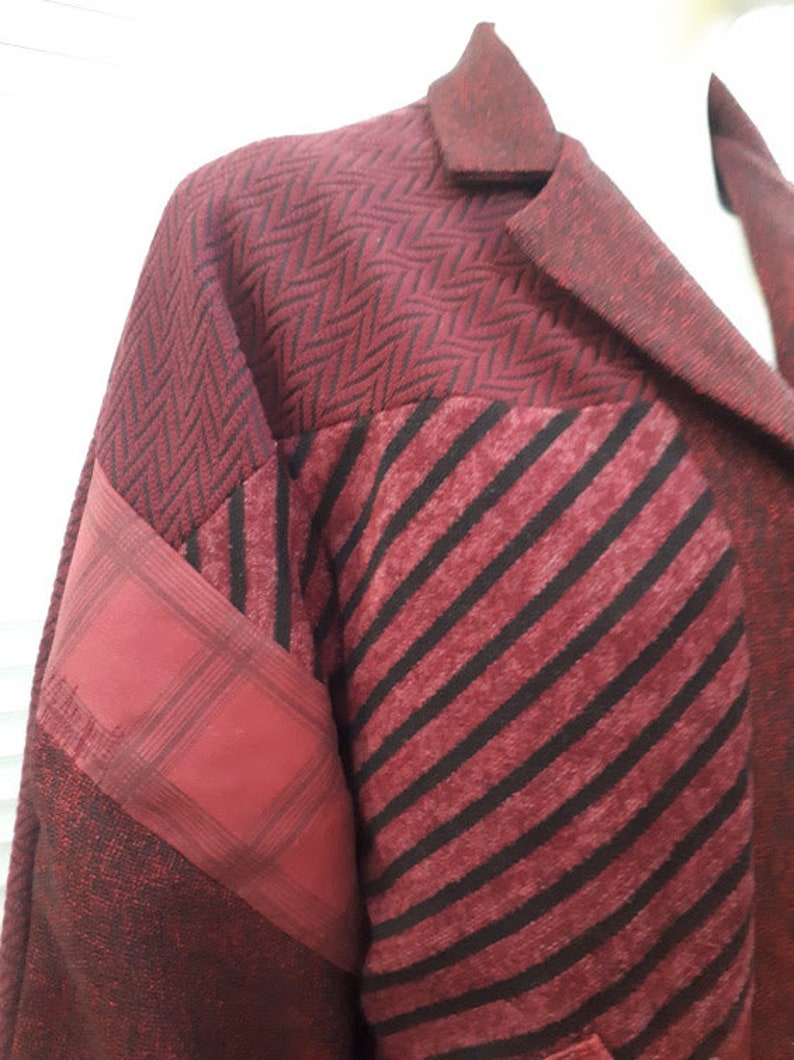 Giacca kimono patchwork bordeaux da donna per tessuto riciclato primavera/autunno taglie forti. immagine 6
