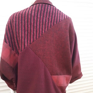 Giacca kimono patchwork bordeaux da donna per tessuto riciclato primavera/autunno taglie forti. immagine 4