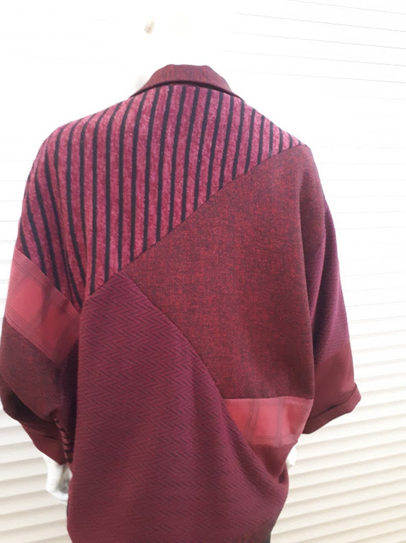 Giacca kimono patchwork bordeaux da donna per tessuto riciclato primavera/autunno taglie forti. immagine 4